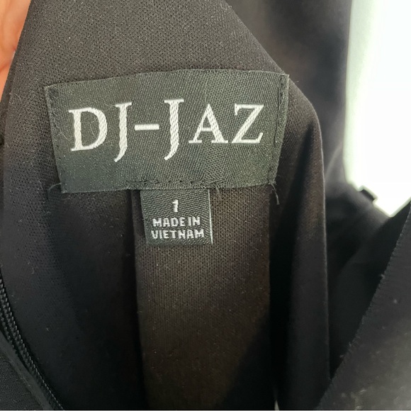 Women’s size one black and white floral mini dress - Picture 4 of 7